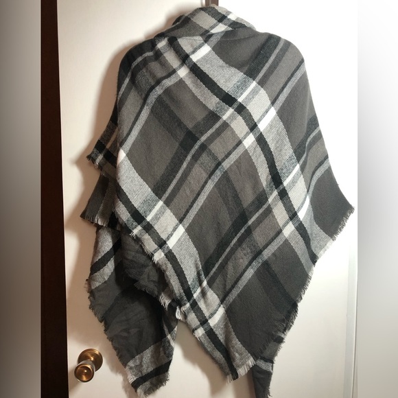 Modena Cape/poncho - Picture 2 of 4